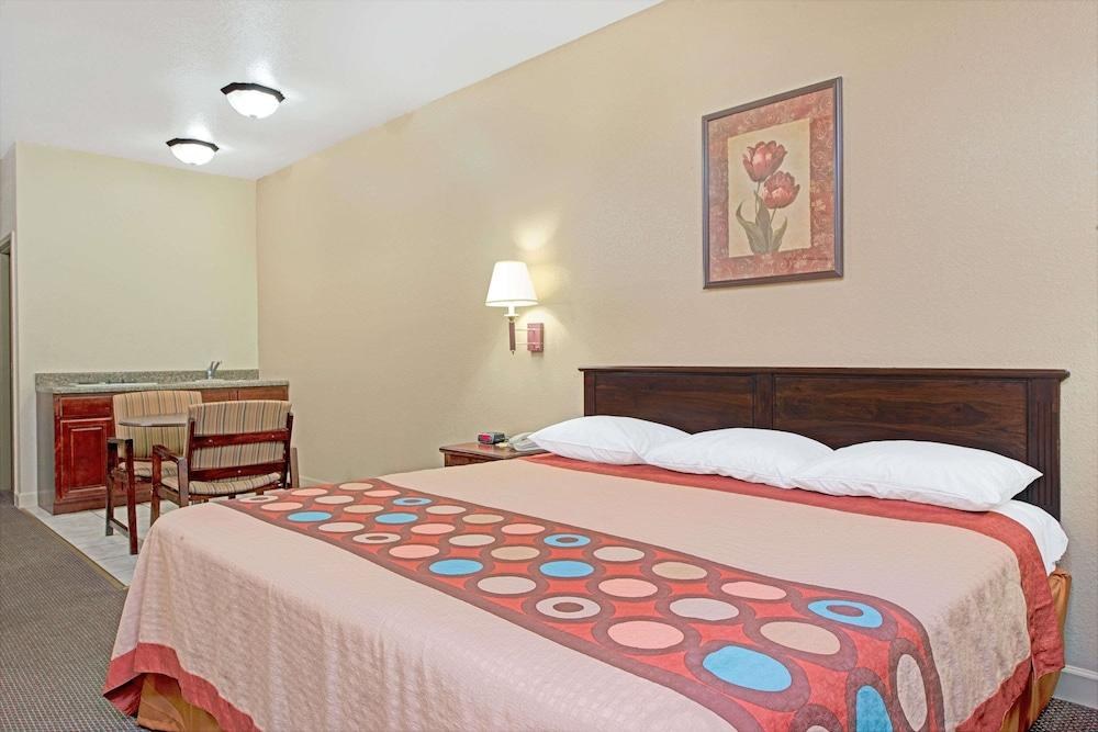 Super 8 by Wyndham St. Louis Airport photo 2