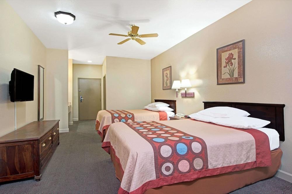 Super 8 by Wyndham St. Louis Airport photo 4