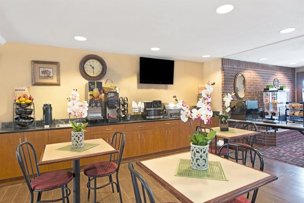 Super 8 by Wyndham San Antonio Downtown NE