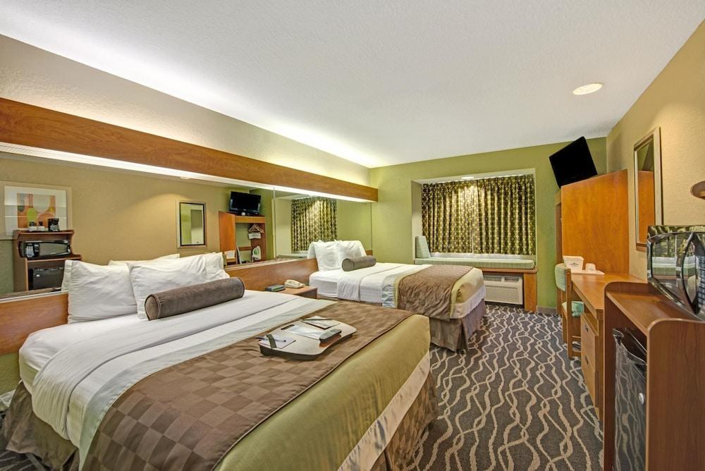 Super 8 by Wyndham San Antonio Downtown NE photo 3