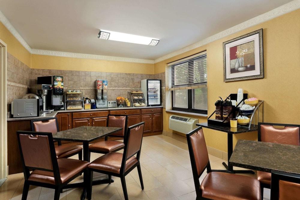 DAYS INN BROOKLYN photo 3