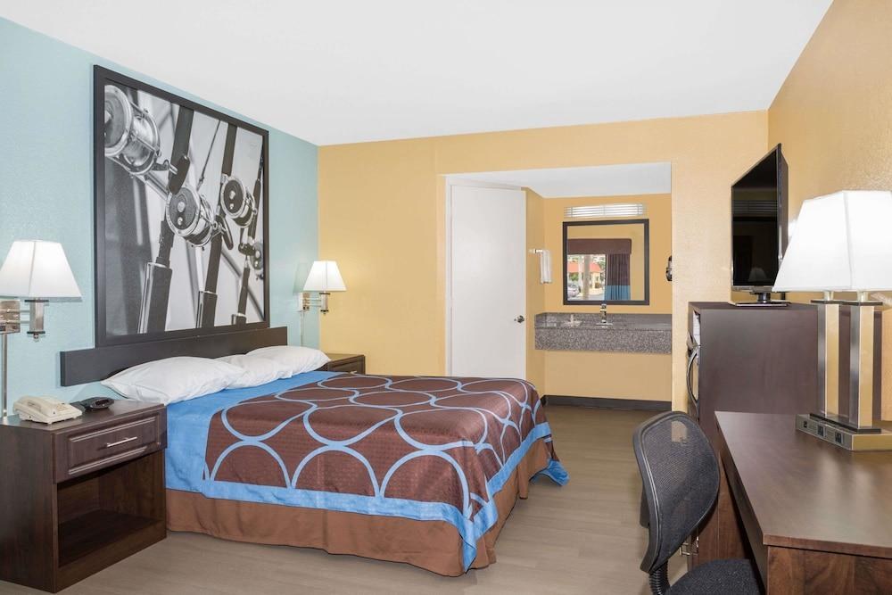 Super 8 by Wyndham Sarasota Near Siesta Key photo 2