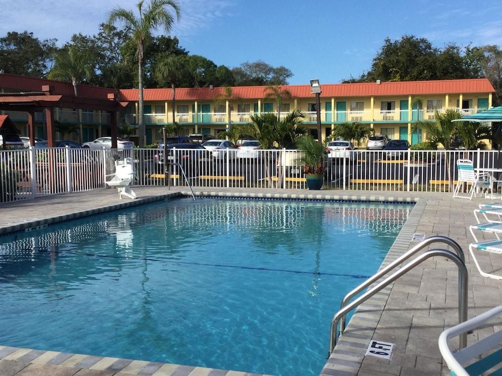Super 8 by Wyndham Sarasota Near Siesta Key photo 4