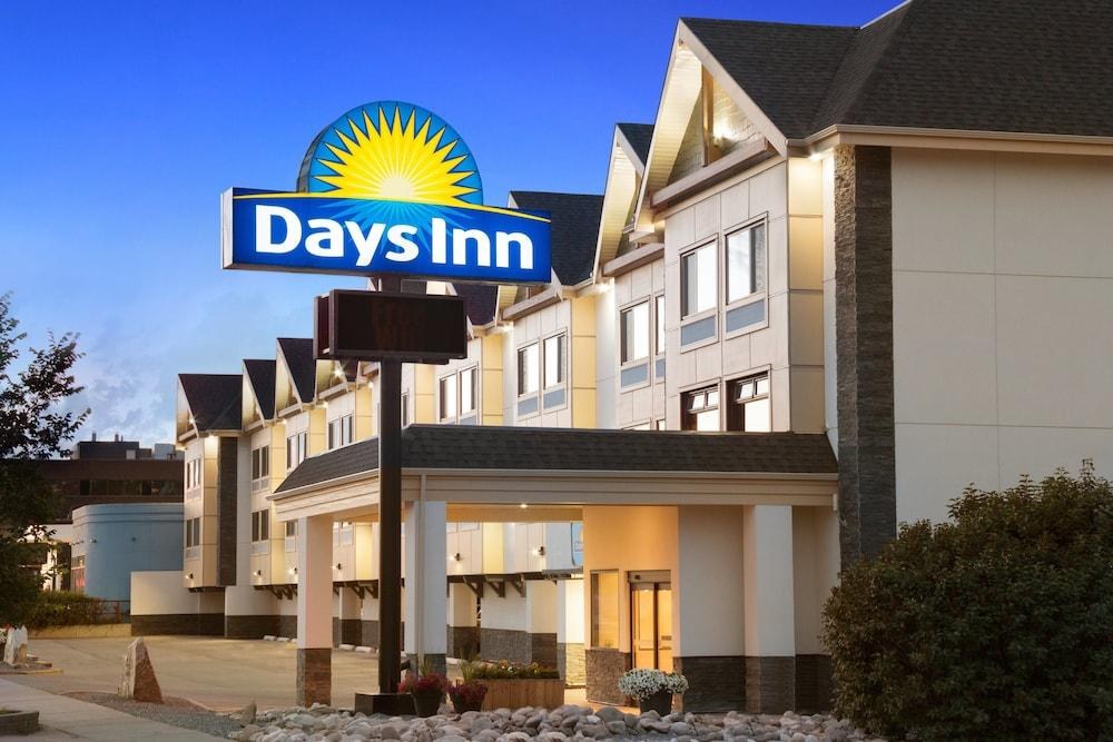Days Inn by Wyndham Calgary Northwest photo 3