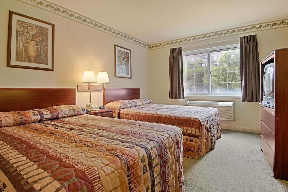DAYS INN CLEVELAND LAKEWOOD photo 2