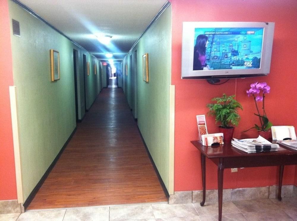 DAYS INN CLEVELAND LAKEWOOD photo 3