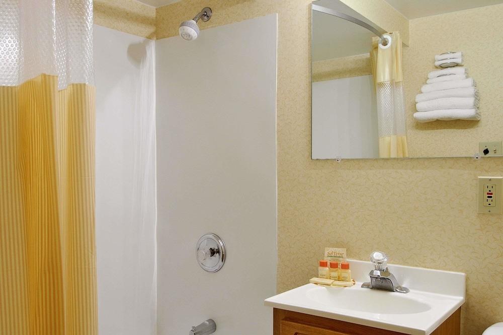 DAYS INN CLEVELAND LAKEWOOD photo 4