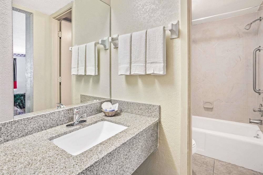 KNIGHTS INN SARASOTA photo 2