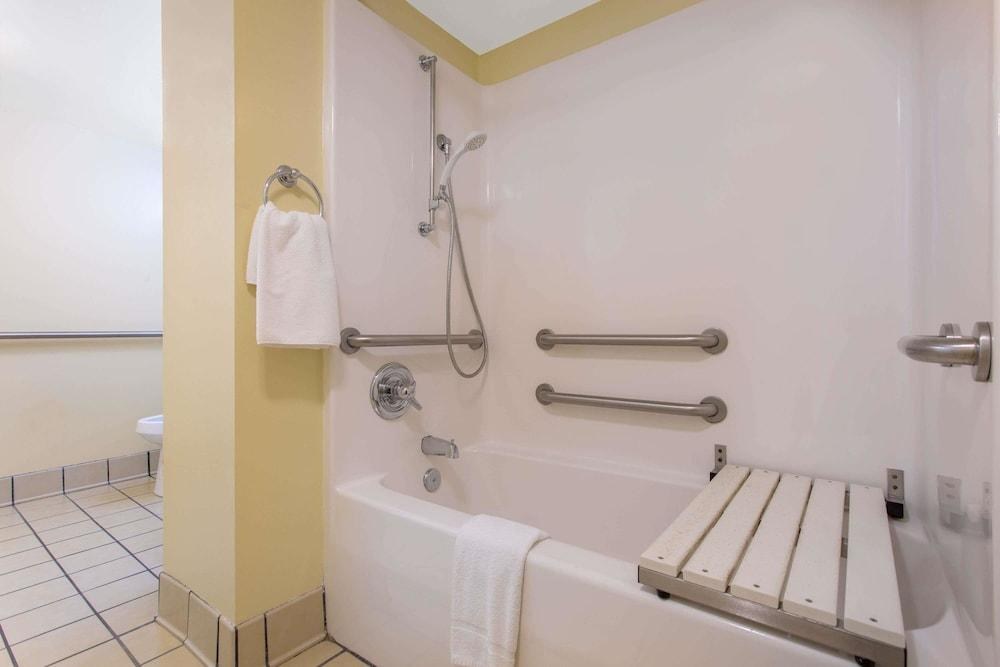 Microtel Inn & Suites by Wyndham Charlotte/Northlake photo 1