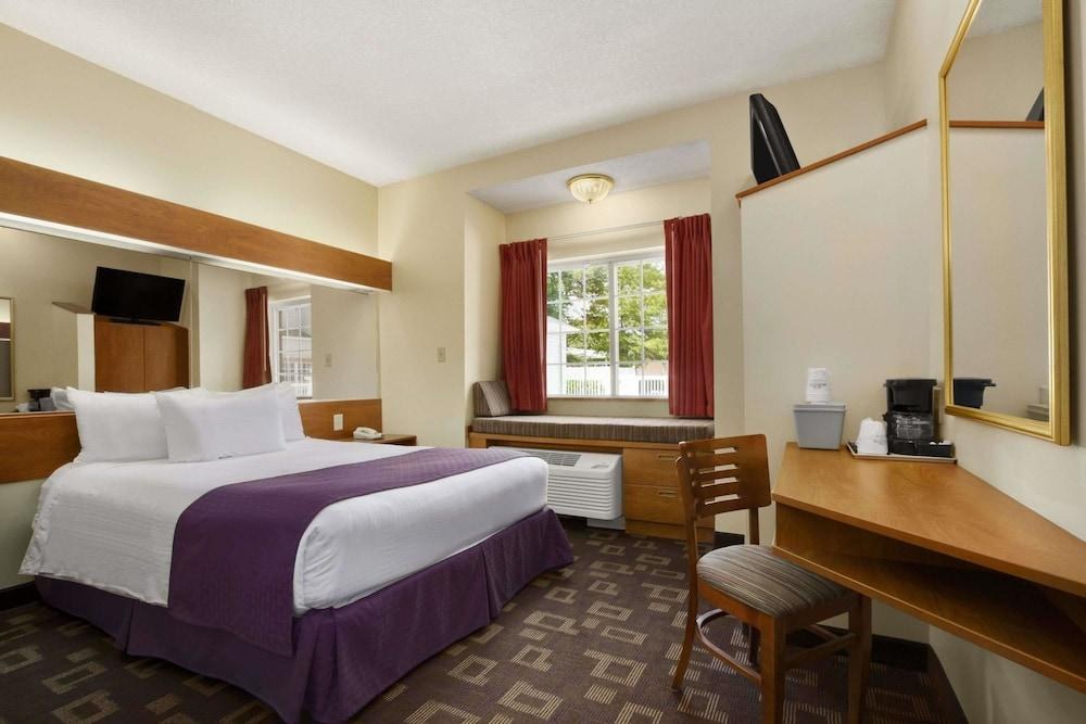 Microtel Inn & Suites by Wyndham Charlotte/Northlake photo 2