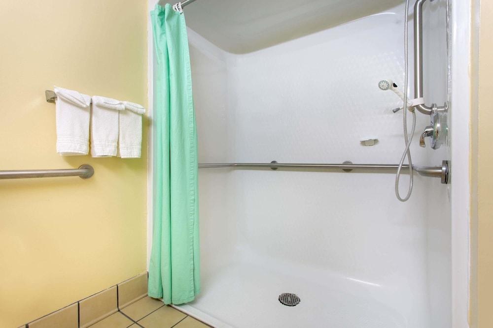 Microtel Inn & Suites by Wyndham Charlotte/Northlake photo 3