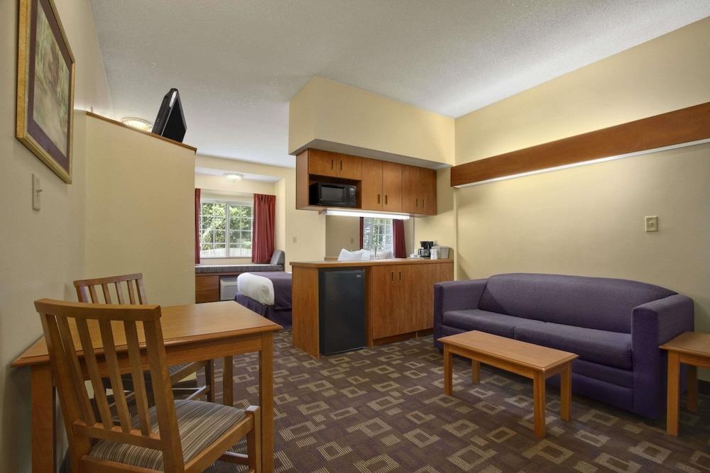 Microtel Inn & Suites by Wyndham Charlotte/Northlake photo 4