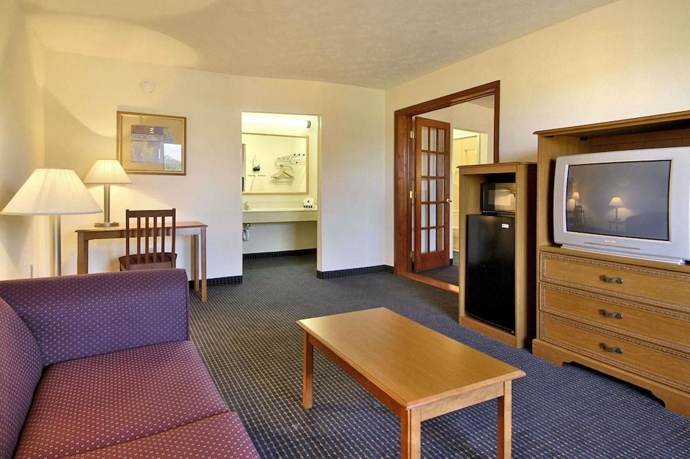 TRAVELODGE INN & SUITES BY WYNDHAM HISTORIC AREA photo 2