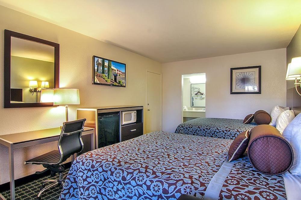 DAYS INN MARKET CENTER DALLAS photo 3