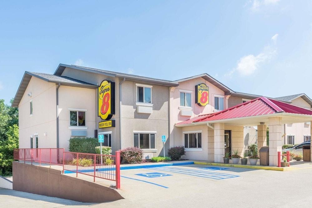 Super 8 by Wyndham Bloomington University Area photo 4