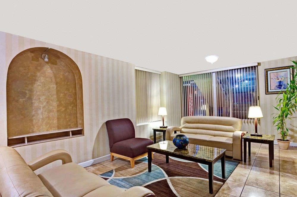 SUPER 8 NASHVILLE/ DNTN/ OPRYLAND AREA