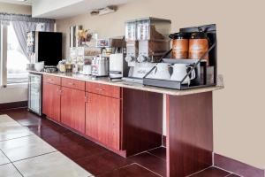 Days Inn By Wyndham Nashville North/Opryland Area photo 4