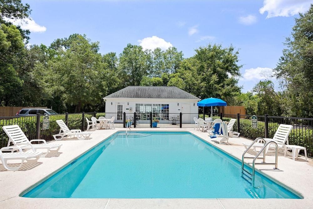 BAYMONT BY WYNDHAM JACKSONVILLE/BUTLER BLVD photo 3