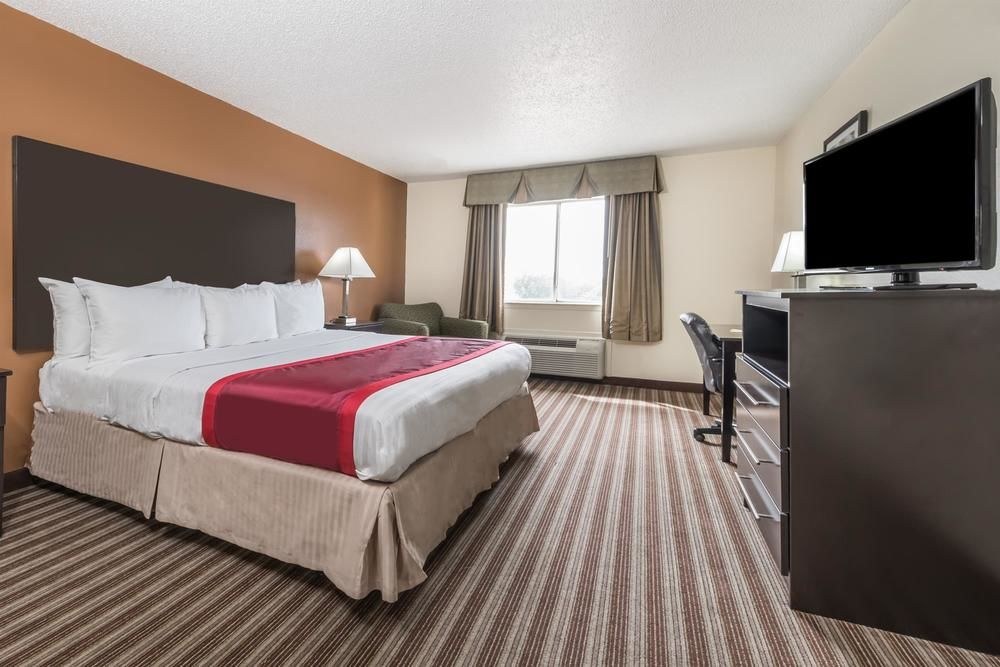 DAYS INN & SUITES DALLAS