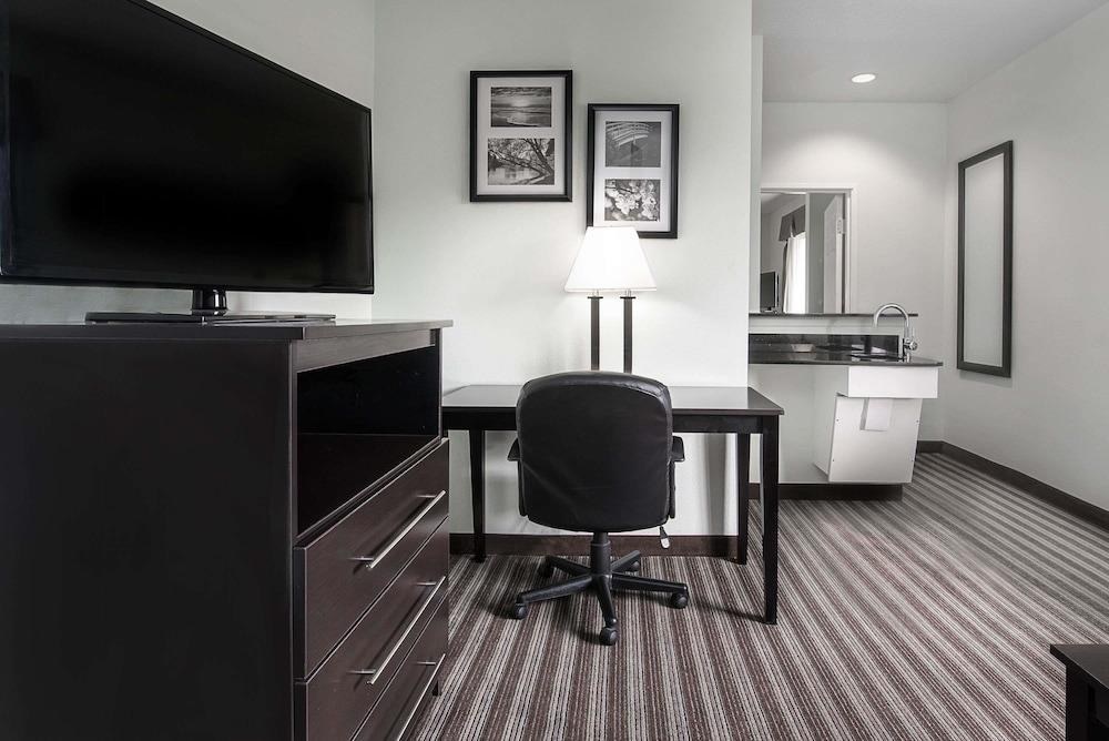 DAYS INN & SUITES DALLAS photo 2