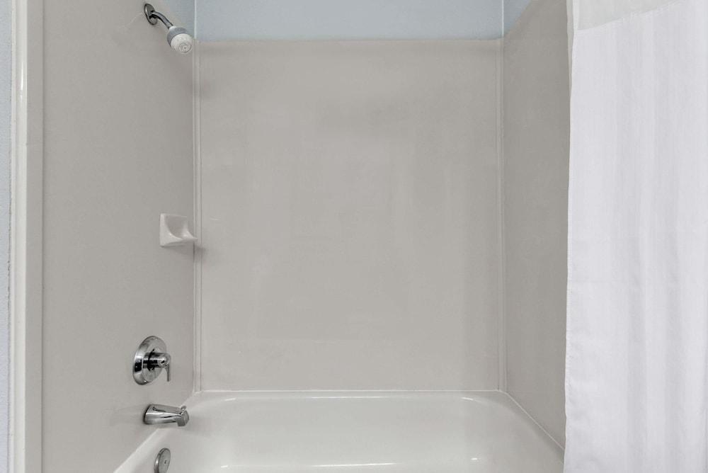 DAYS INN & SUITES DALLAS photo 3