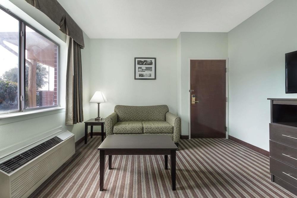 DAYS INN & SUITES DALLAS photo 4