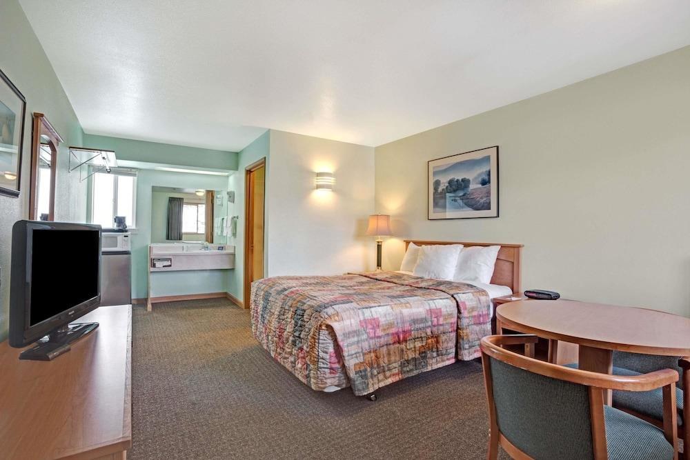 TRAVELODGE BY WYNDHAM SEATTLE NORTH OF DOWNTOWN photo 3