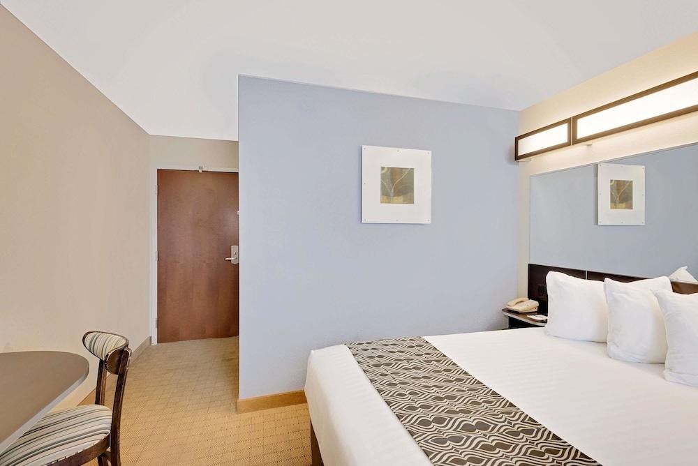 MICROTEL INN & SUITES BY WYNDHAM GENEVA photo 1