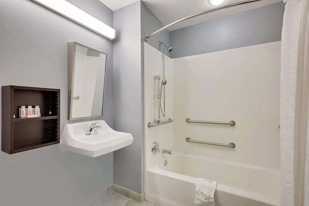 MICROTEL INN & SUITES BY WYNDHAM GENEVA photo 3