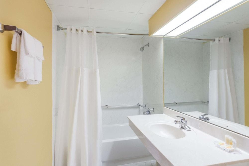 DAYS INN NASHVILLE WEST photo 3