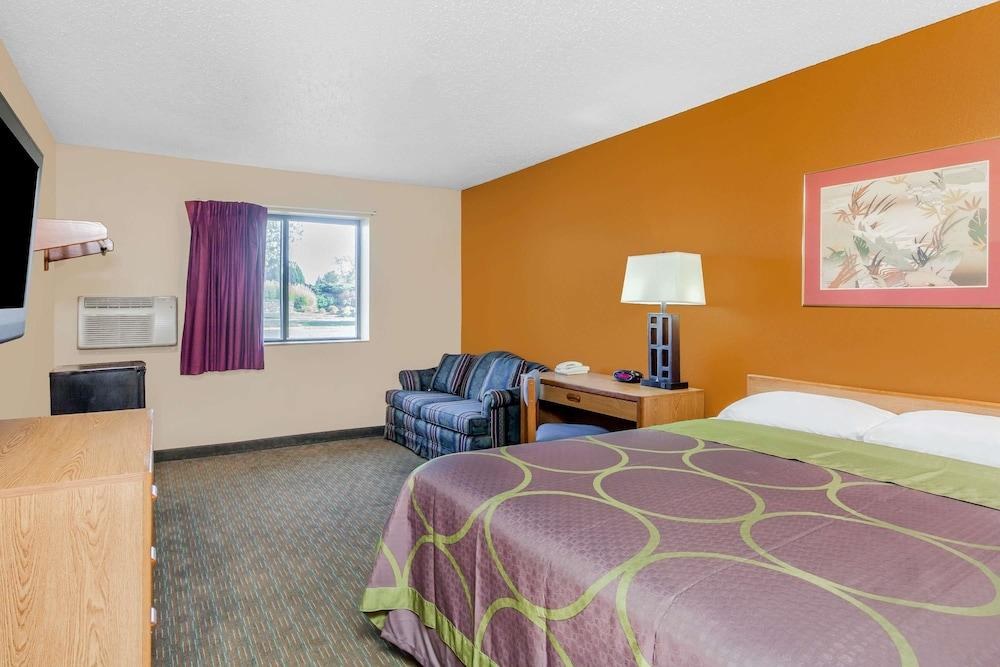SUPER 8 CHARLOTTE/AMUSEMENT PARK AREA photo 2