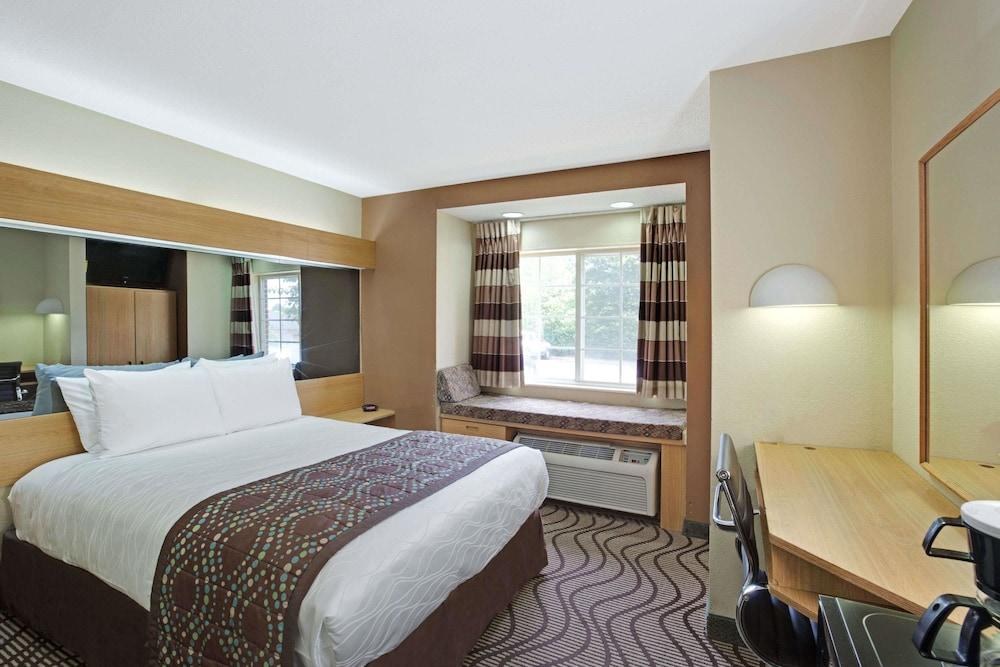 Microtel Inn & Suites by Wyndham Charlotte/University Place photo 3