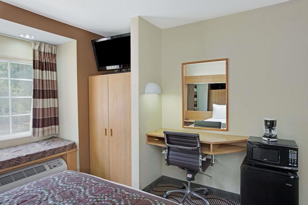 Microtel Inn & Suites by Wyndham Charlotte/University Place photo 4