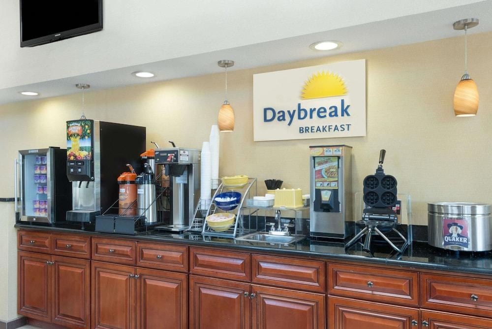 DAYS INN GENEVA photo 2