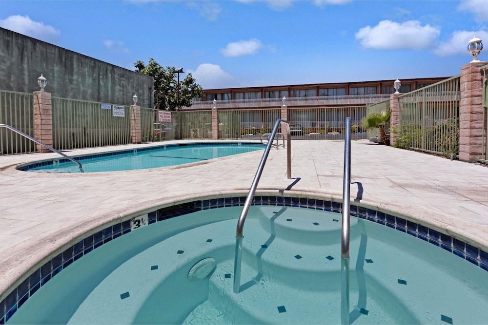 TRAVELODGE PASADENA CENTRAL photo 4