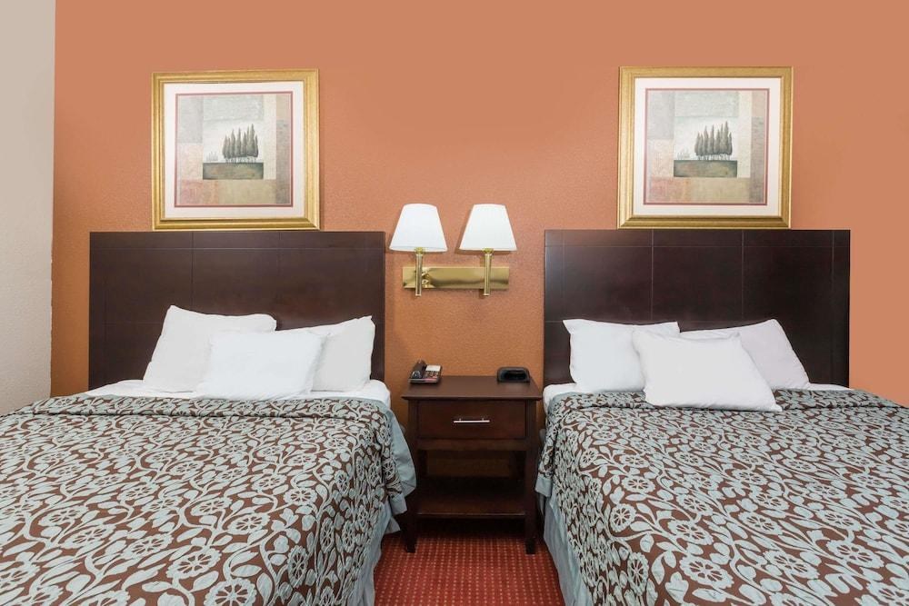 DAYS INN & SUITES DES MOINES AIRPORT photo 2