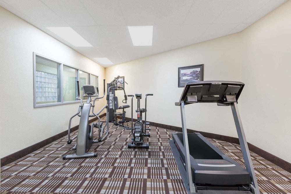 DAYS INN & SUITES DES MOINES AIRPORT photo 3