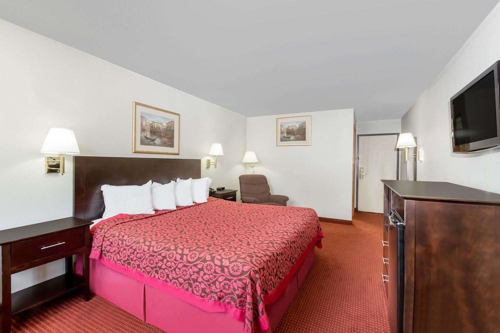 DAYS INN & SUITES DES MOINES AIRPORT photo 4