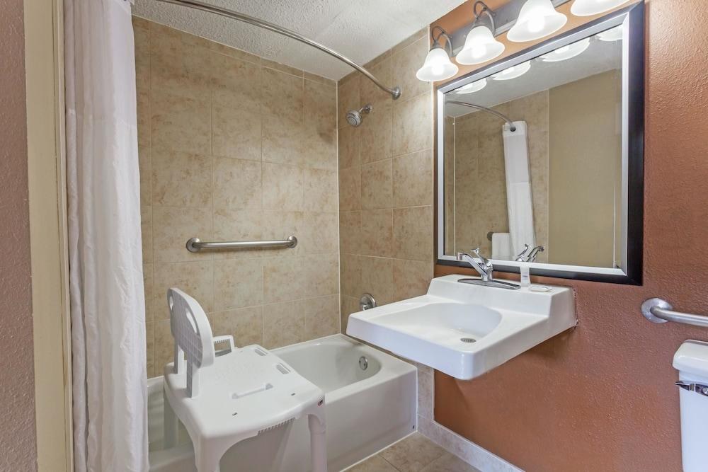 MICROTEL INN & SUITES BY WYNDHAM LEXINGTON photo 3