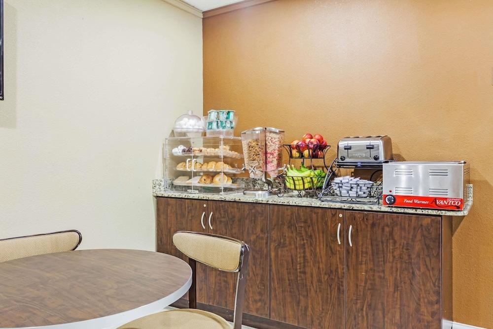 MICROTEL INN & SUITES BY WYNDHAM LEXINGTON photo 4