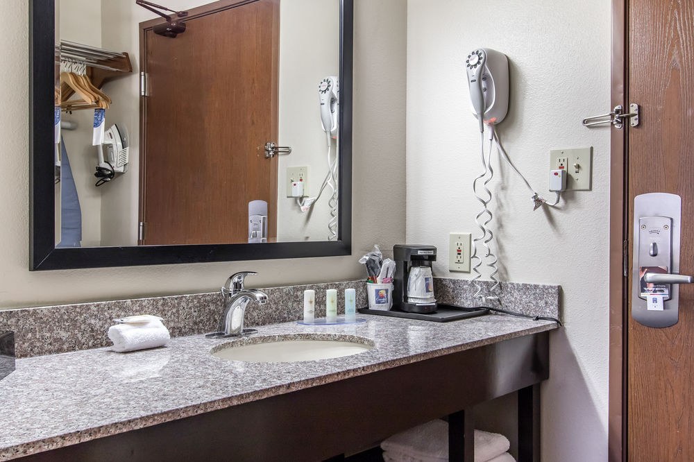 BAYMONT INN & SUITES TULSA photo 1