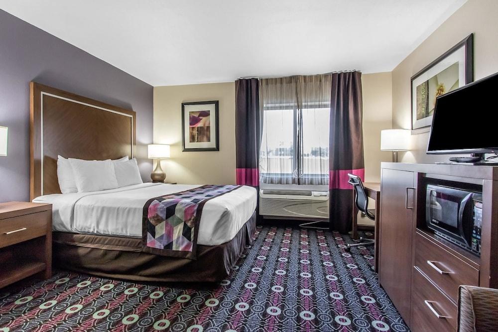 BAYMONT INN & SUITES TULSA photo 2