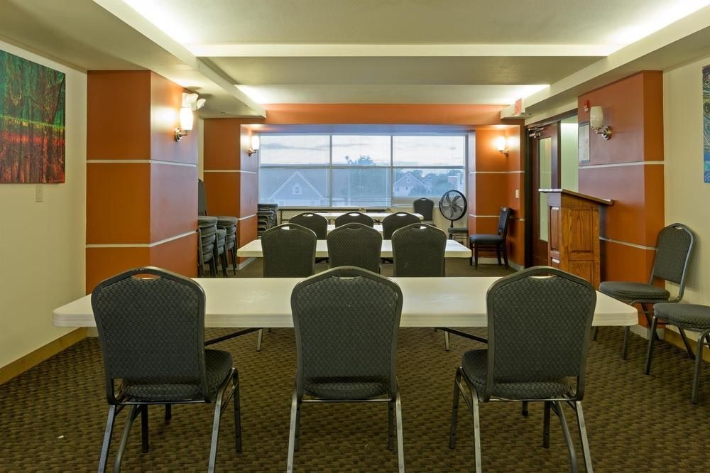 DAYS INN & SUITES MILWAUKEE