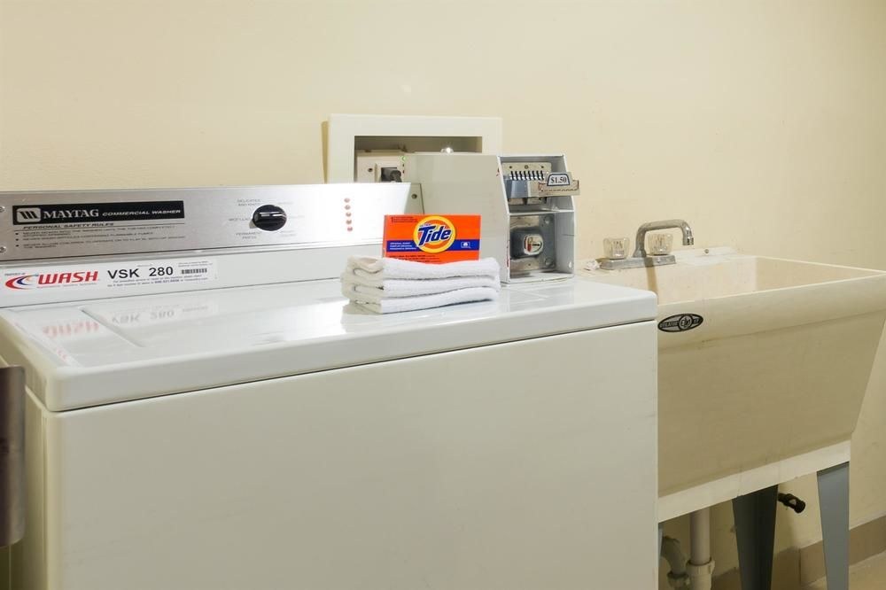 DAYS INN & SUITES MILWAUKEE photo 1