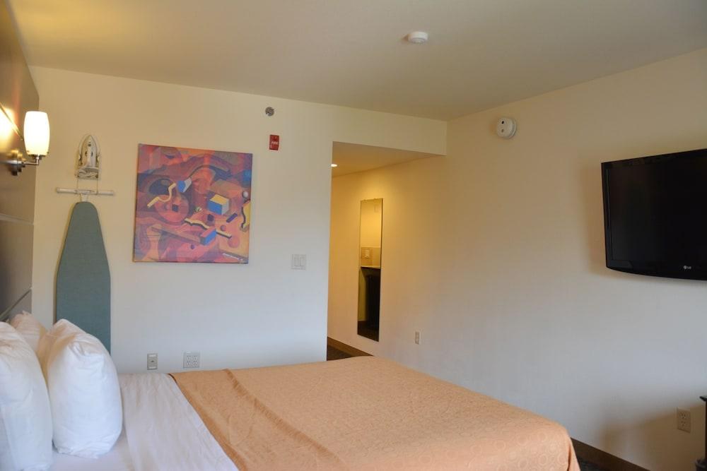 DAYS INN & SUITES MILWAUKEE photo 2