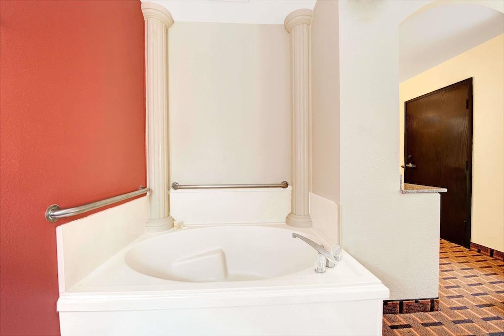 DAYS INN DALLAS PLANO photo 1