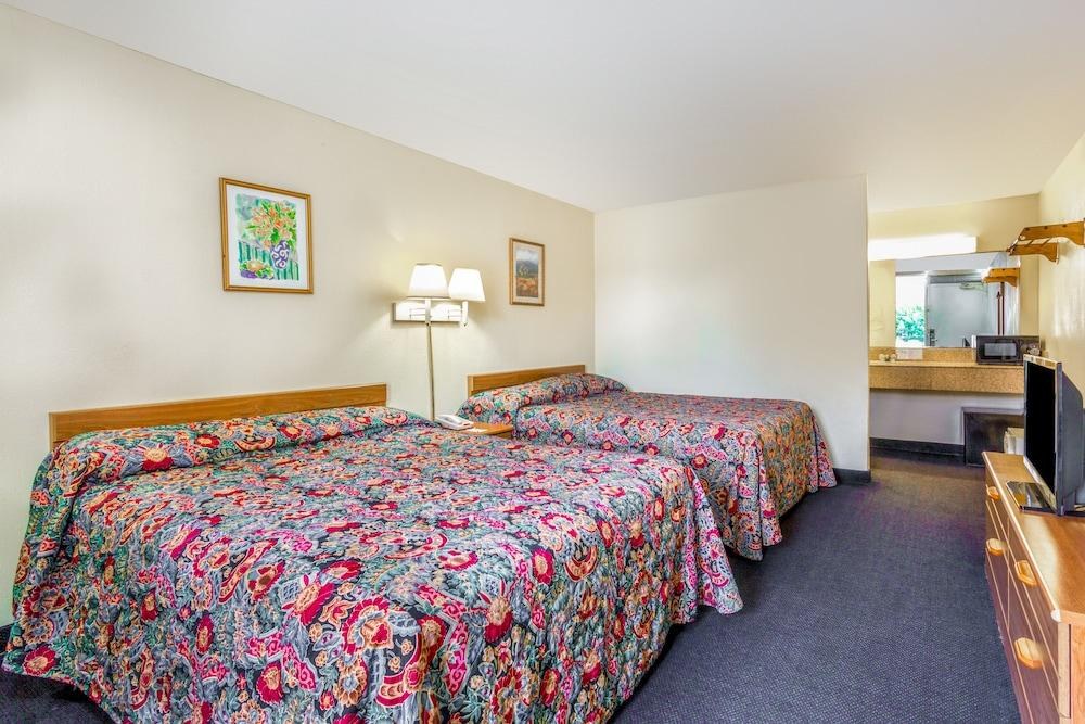 TRAVELODGE VIRGINIA BEACH BAY BEACH photo 2