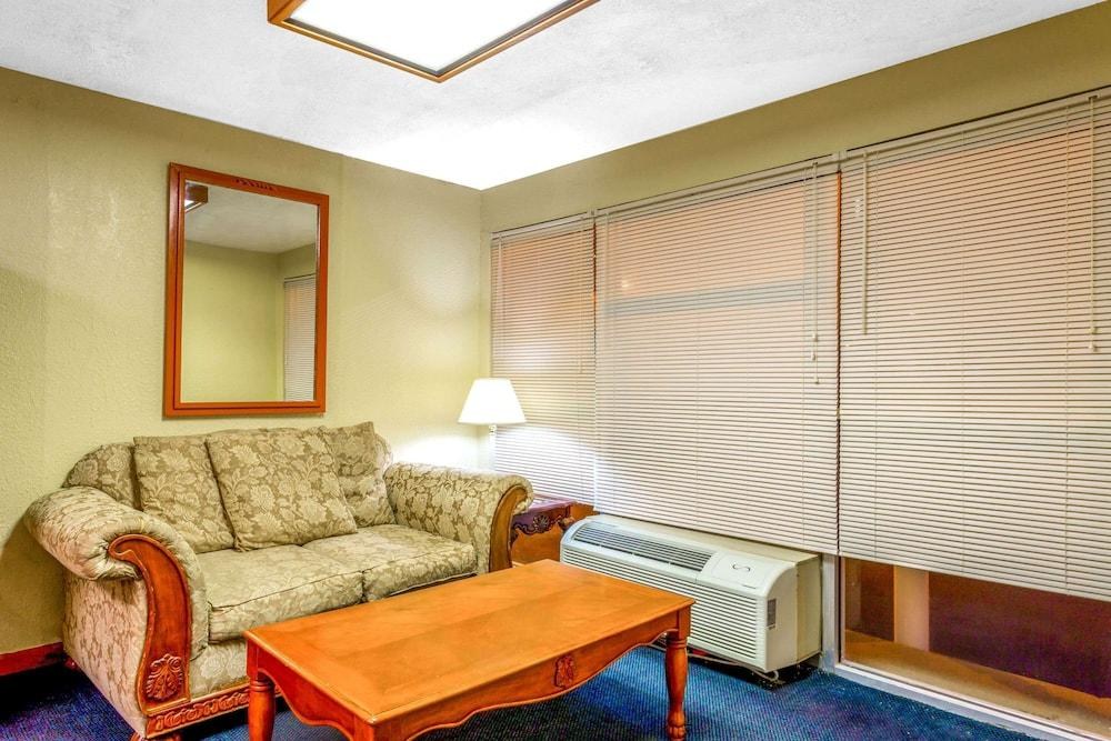 TRAVELODGE VIRGINIA BEACH BAY BEACH photo 4