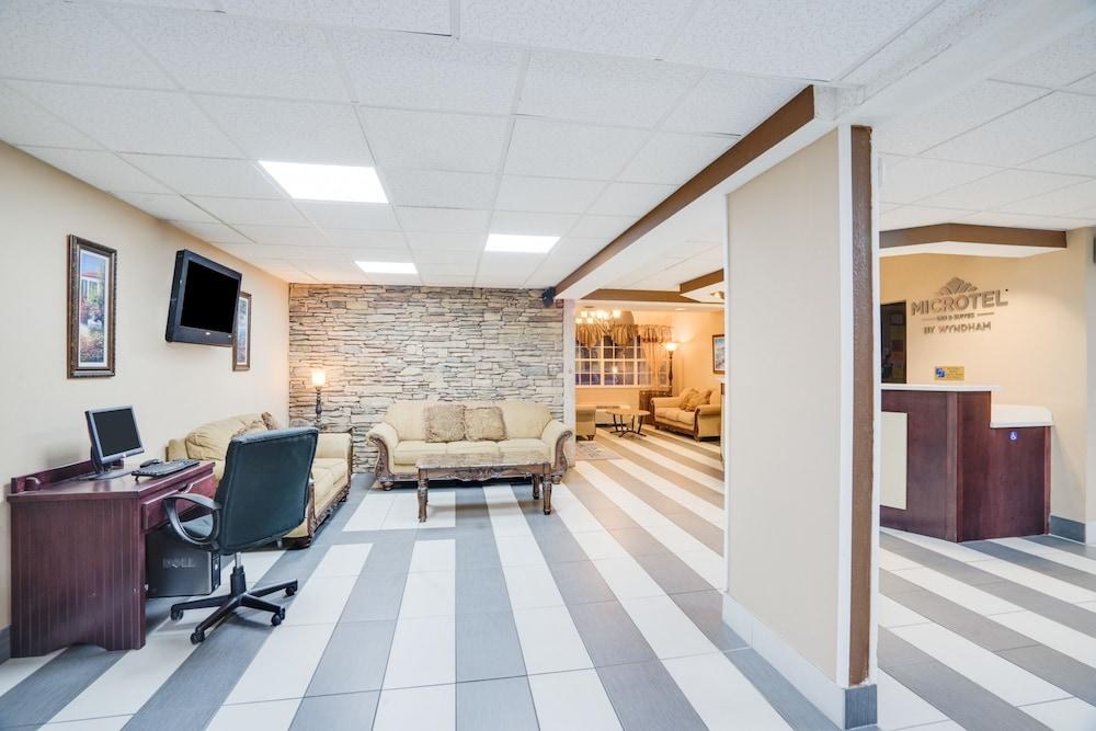 MICROTEL INN & SUITES BY WYNDHAM PIGEON FORGE photo 2