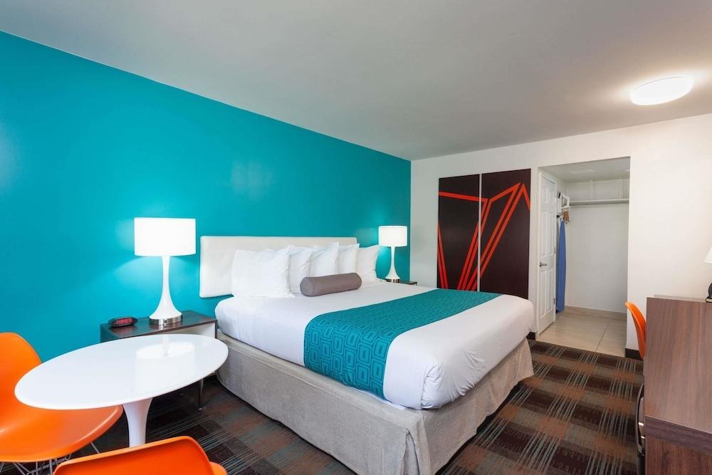 HOWARD JOHNSON BY WYNDHAM SAN DIEGO HOTEL CIRCLE photo 2